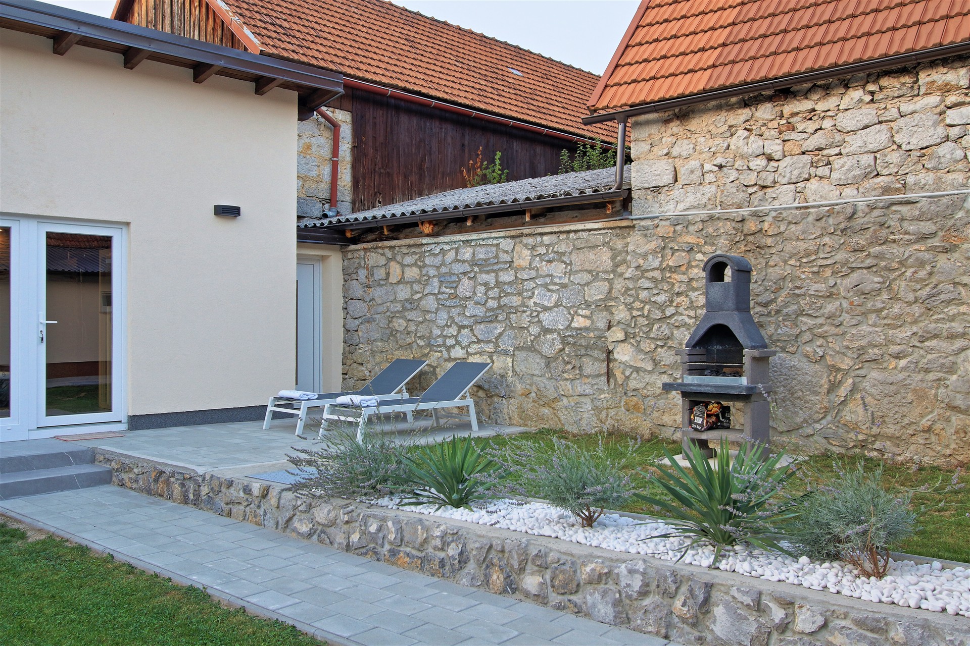 Guesthouse L&K u Brinju — Terasa i dvorište