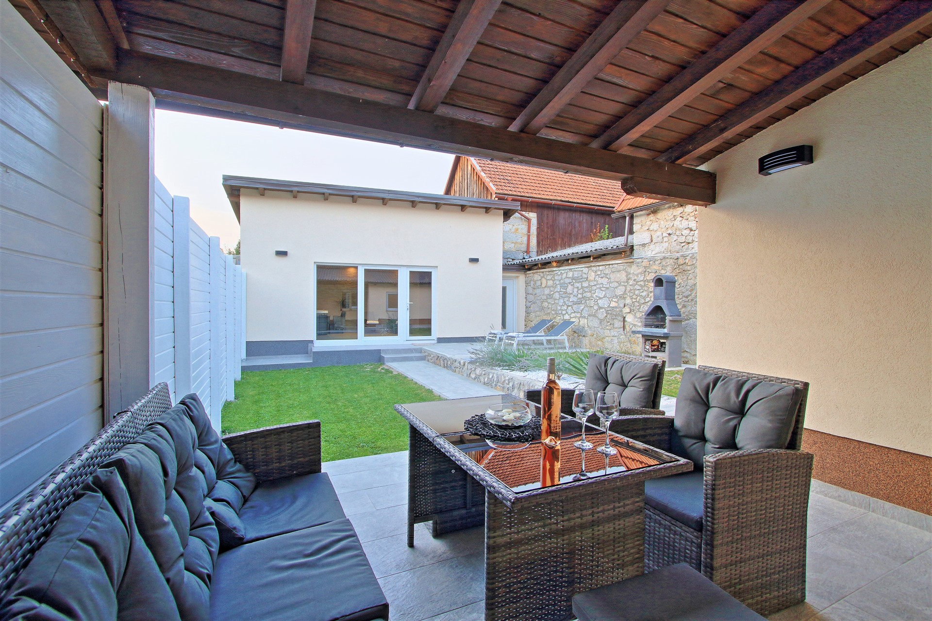 Guesthouse L&K u Brinju — Terasa i dvorište