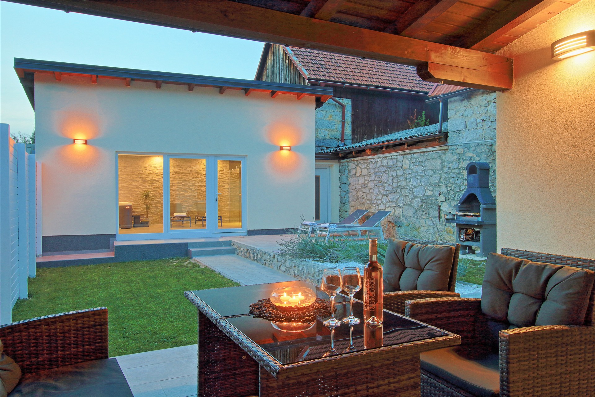 Guesthouse L&K u Brinju — Terasa i dvorište